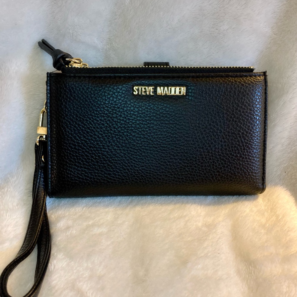 Steve Madden black wristlet wallet